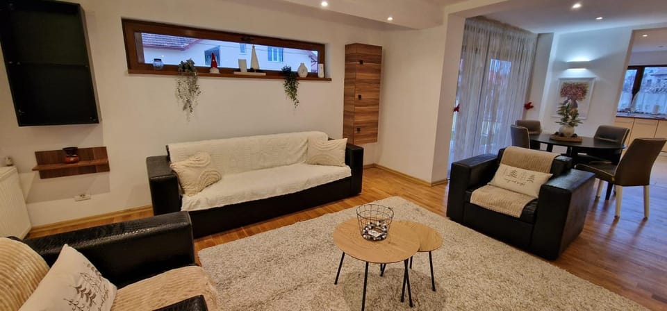 Communal lounge/ TV room, TV and multimedia, Living room, Seating area, Evening entertainment