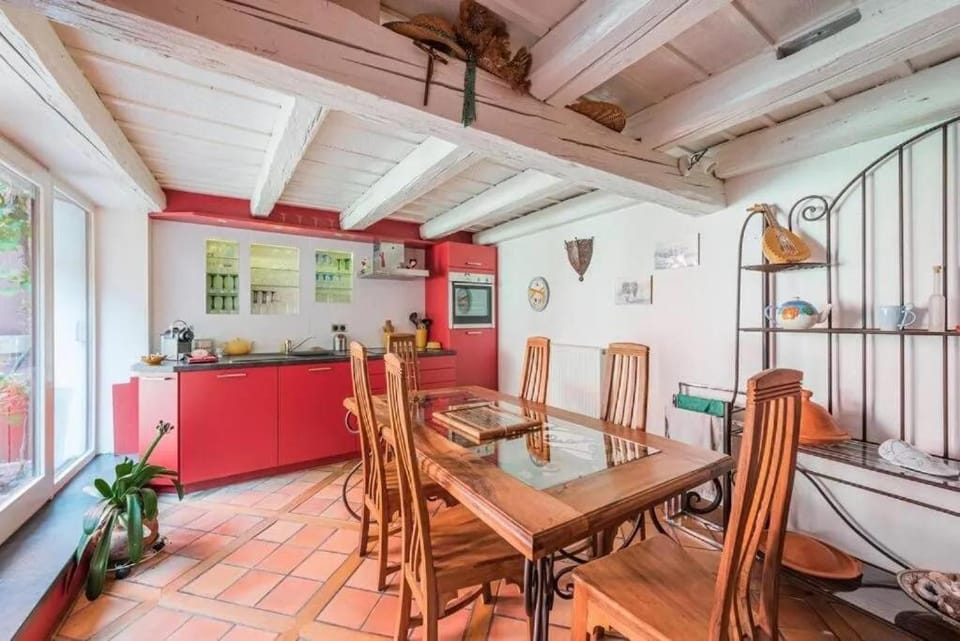 Kitchen or kitchenette, Dining area