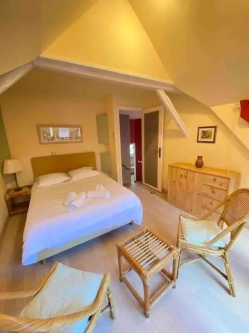 Bed, Bedroom