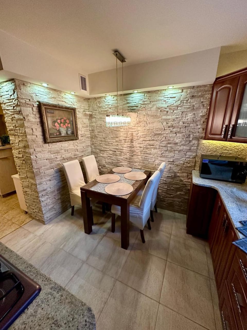 Kitchen or kitchenette, Dining area