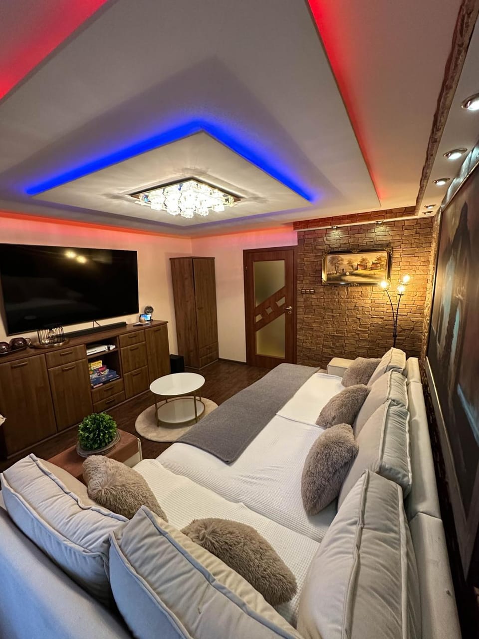Communal lounge/ TV room, TV and multimedia, Living room, Seating area, Evening entertainment