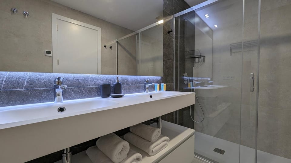 Shower, Bathroom, towels