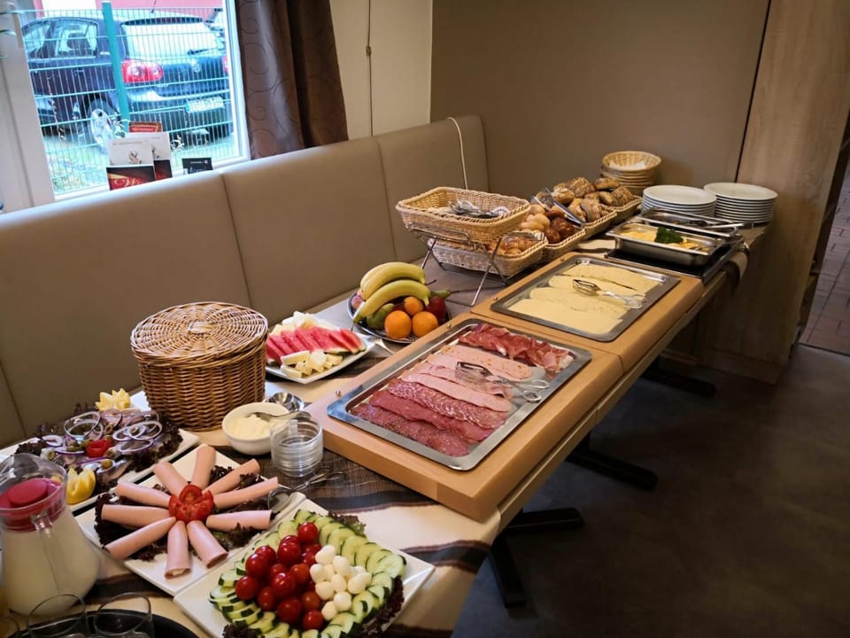 Continental breakfast, Buffet breakfast