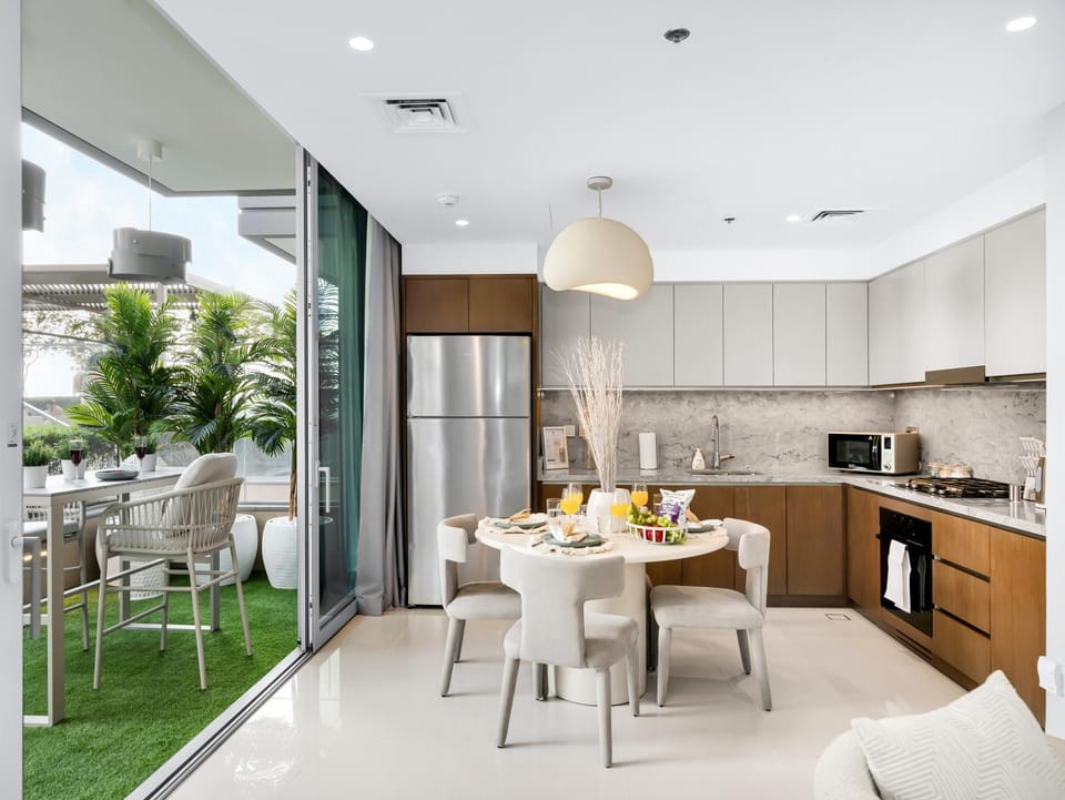 Kitchen or kitchenette, Dining area