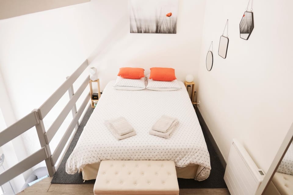 Bed, Photo of the whole room, Bedroom, towels