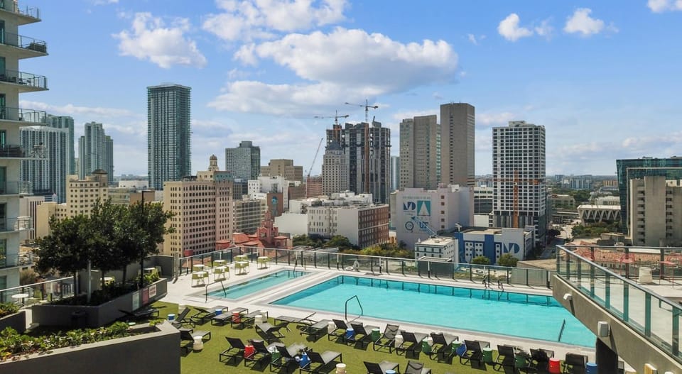 City view, Pool view, Swimming pool, sunbed