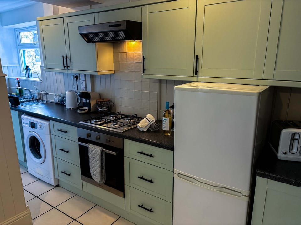 Coffee/tea facilities, Kitchen or kitchenette, dishwasher, oven, pet friendly, stove, toaster, washing machine, dryer