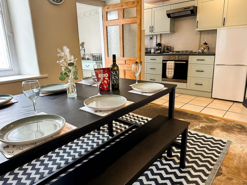 Kitchen or kitchenette, Dining area, dishwasher, oven, pet friendly, stove, toaster