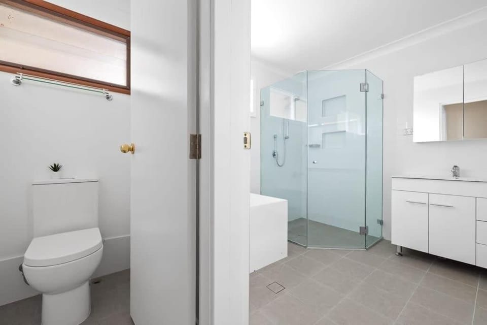Private Ensuite Queen Room - Centrally Located at Milperra Bed and Breakfast in Sydney