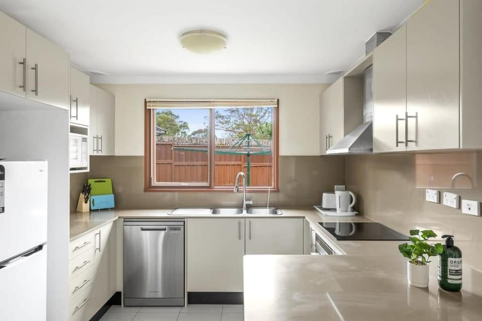 Private Ensuite Queen Room - Centrally Located at Milperra Bed and Breakfast in Sydney