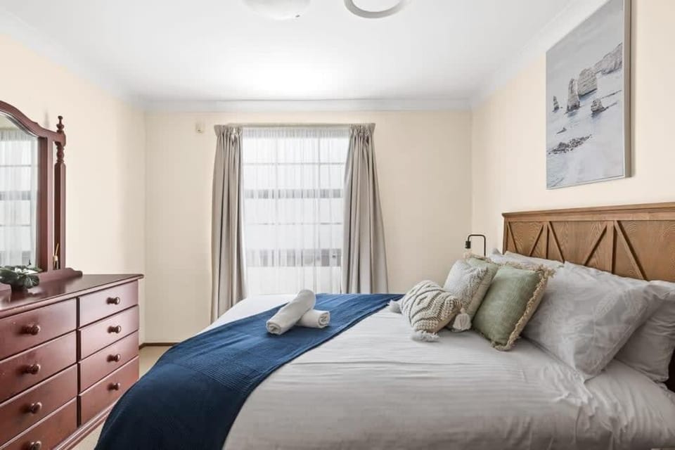 Private Ensuite Queen Room - Centrally Located at Milperra Bed and Breakfast in Sydney