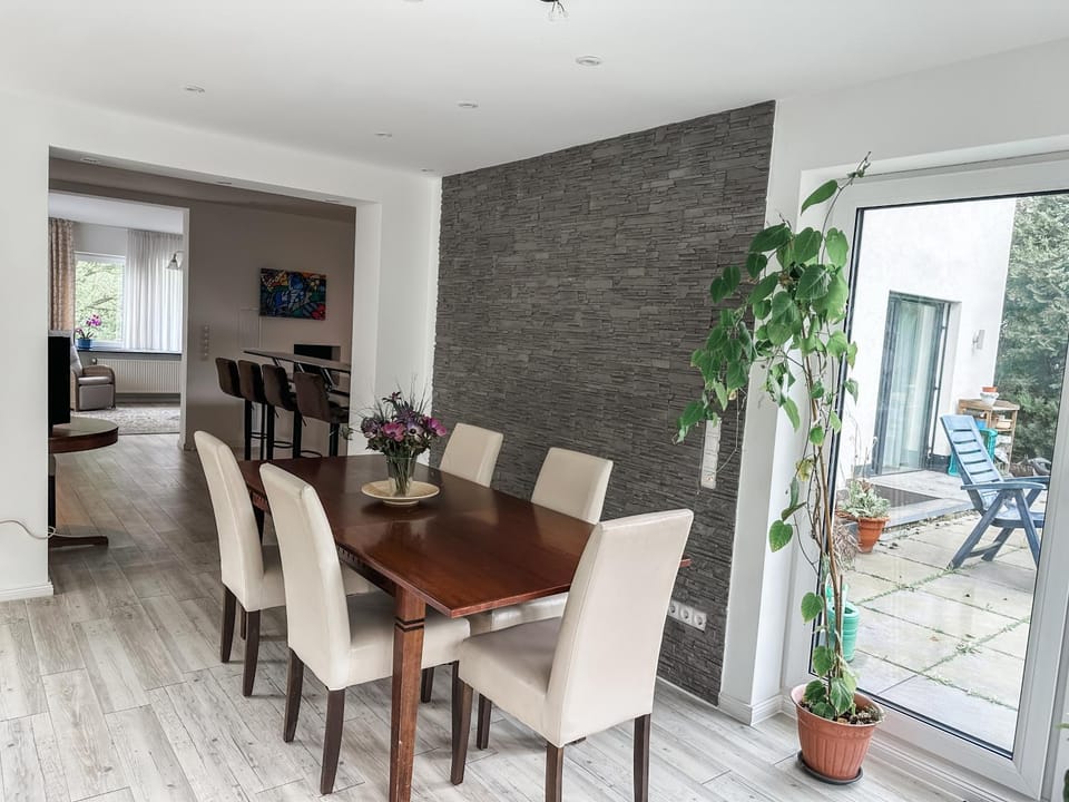 Seating area, Dining area