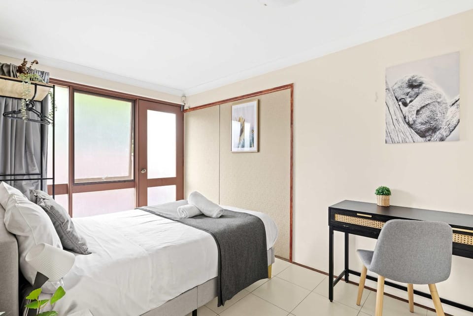 Quaint Double Room - Private Spot at Milperra - Shared Bathroom Bed and Breakfast in Sydney
