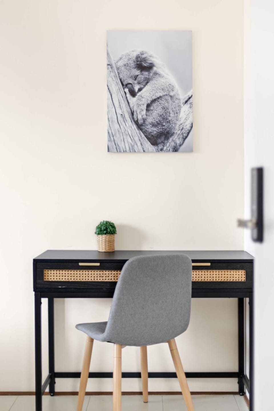 Quaint Double Room - Private Spot at Milperra - Shared Bathroom Bed and Breakfast in Sydney