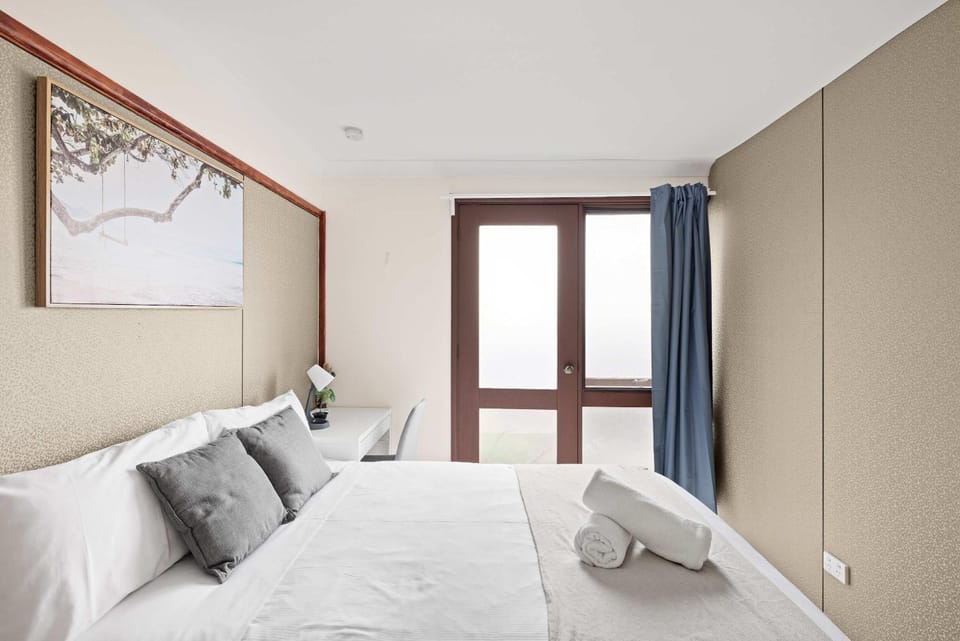 Quaint Double Room - Private Spot at Milperra - Shared Bathroom Bed and Breakfast in Sydney