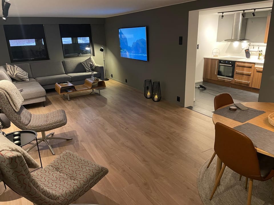 TV and multimedia, Living room, Seating area, Dining area