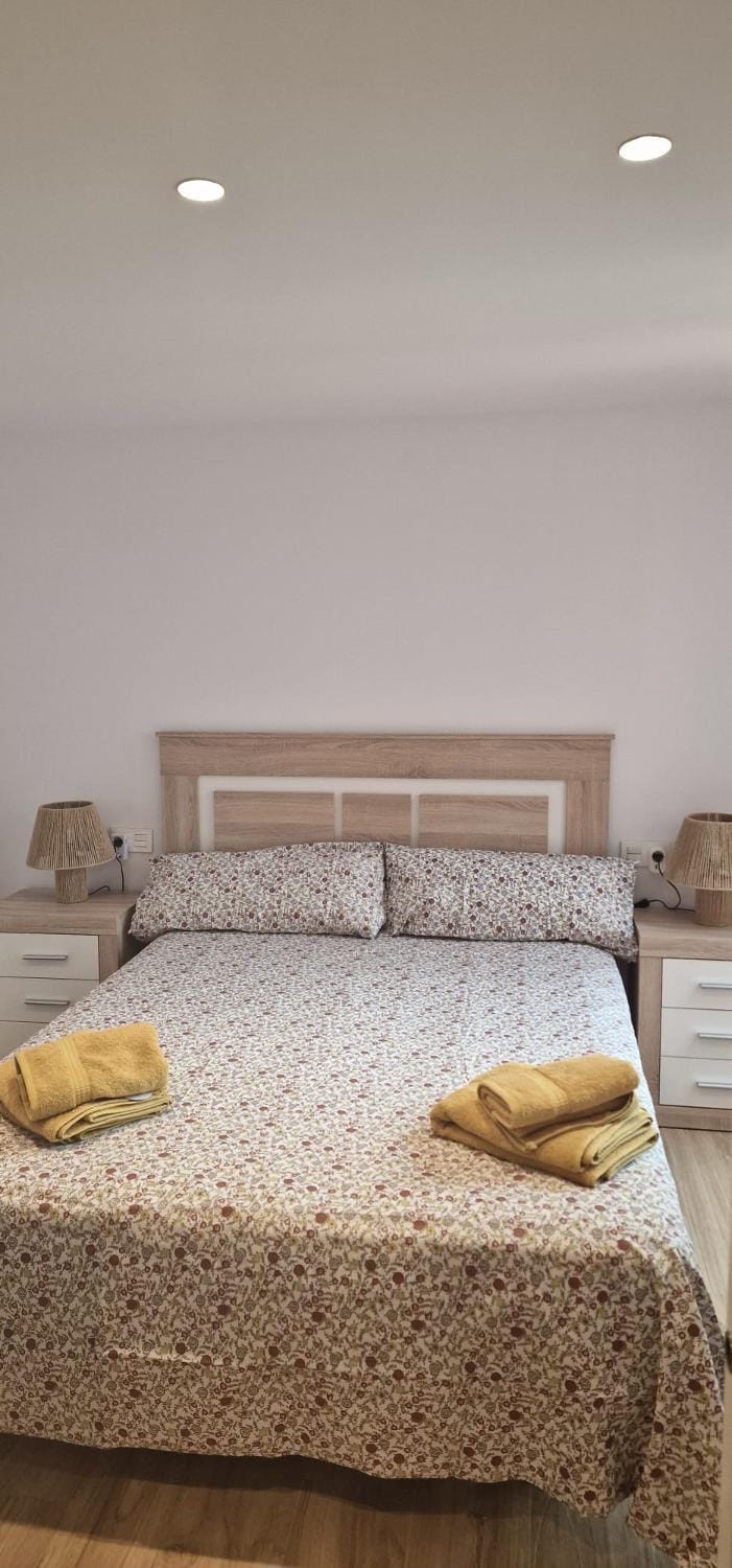Bed, Bedroom, towels