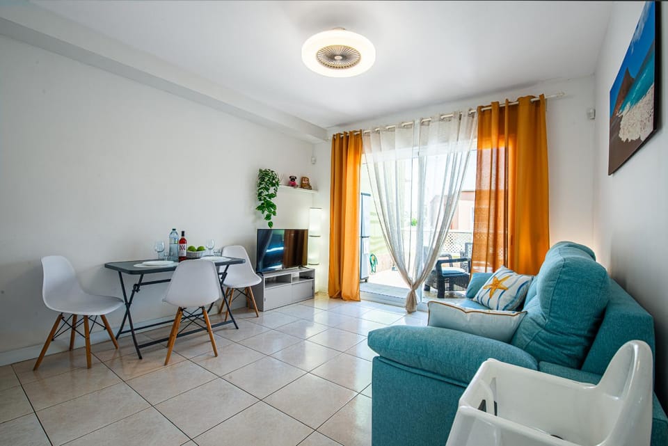 View (from property/room), Living room, Other, Photo of the whole room, Decorative detail, Seating area, Guests, Mountain view, Street view, children, Family, furniture, internet, towels