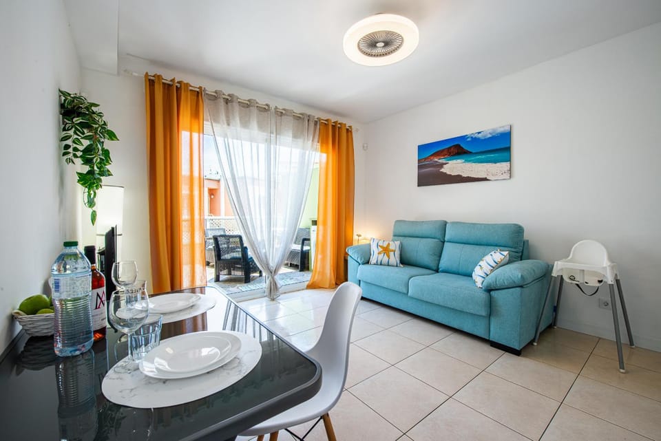 TV and multimedia, Coffee/tea facilities, Living room, Decorative detail, Decorative detail, Seating area, Dining area, Area and facilities, Lunch, furniture, internet, storage, kitchen