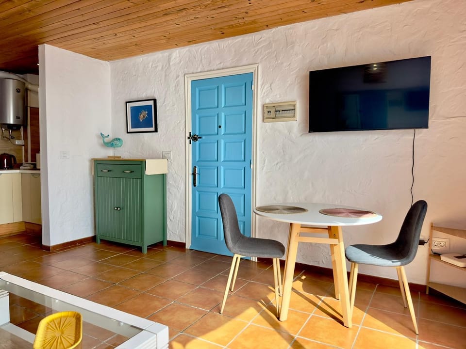TV and multimedia, Living room, Seating area, Dining area