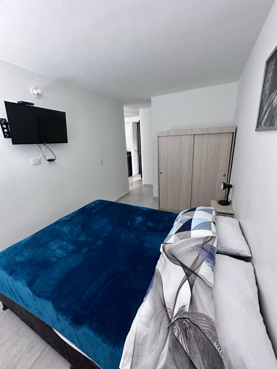 TV and multimedia, Photo of the whole room, Bedroom