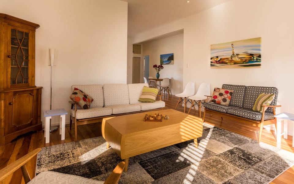Oneroa Village, in Waiheke Centre - Be My Guest House in Auckland Region