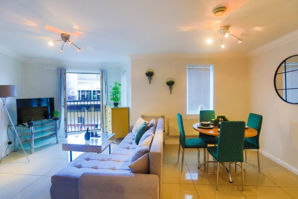 TV and multimedia, Living room, Dining area, Evening entertainment