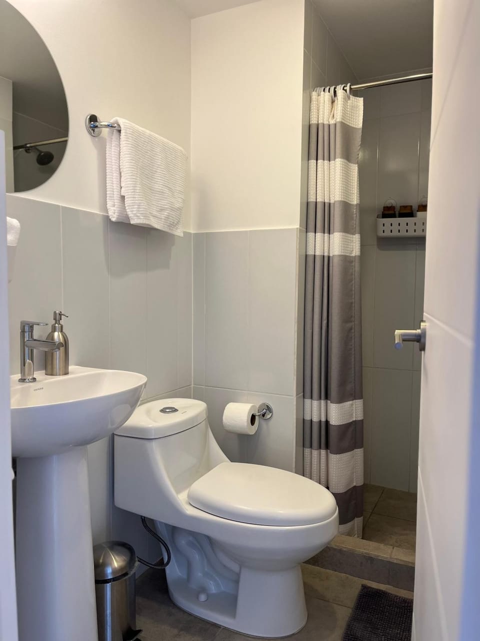 Shower, Toilet, Bathroom, towels