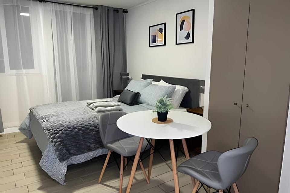 Bed, Dining area