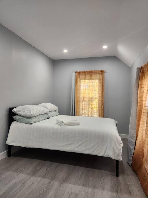 Two-Bedroom Home 25 min to NYC free parking-UNIT-2 House in Leonia