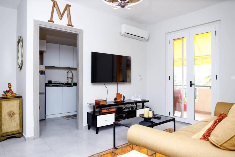 TV and multimedia, Kitchen or kitchenette, Living room, Seating area, air conditioner