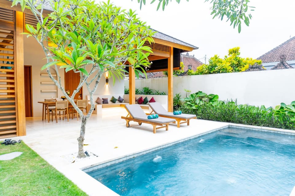 Property building, Patio, Garden view, Pool view, Swimming pool, Inner courtyard view, sunbed