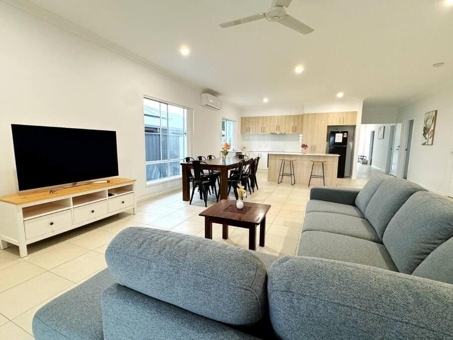 Brand New Fantastic Luxury 5 bedroom Home House in Brisbane