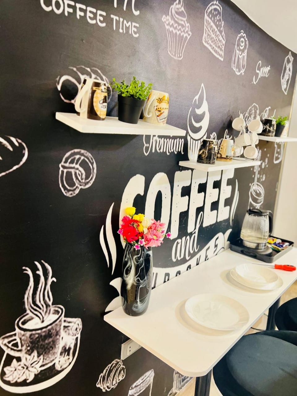 Coffee/tea facilities, Kitchen or kitchenette, Food and drinks, Food, minibar