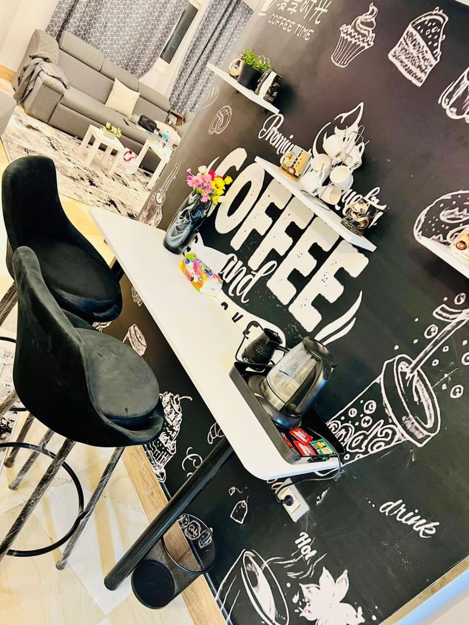 Coffee/tea facilities, American breakfast, minibar