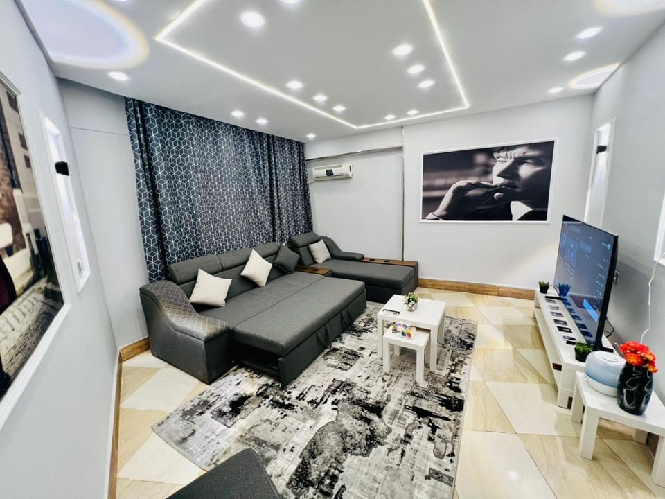 Communal lounge/ TV room, TV and multimedia, Living room, Seating area, Evening entertainment