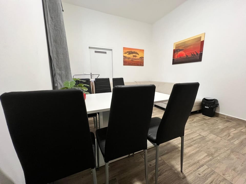 Seating area, Dining area