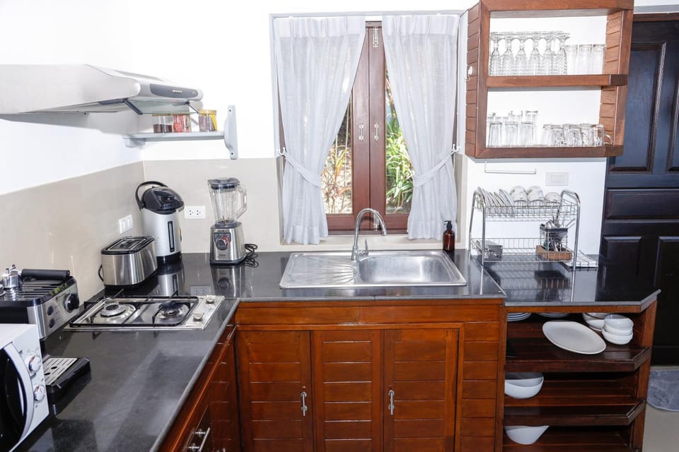 Coffee/tea facilities, microwave, kitchen