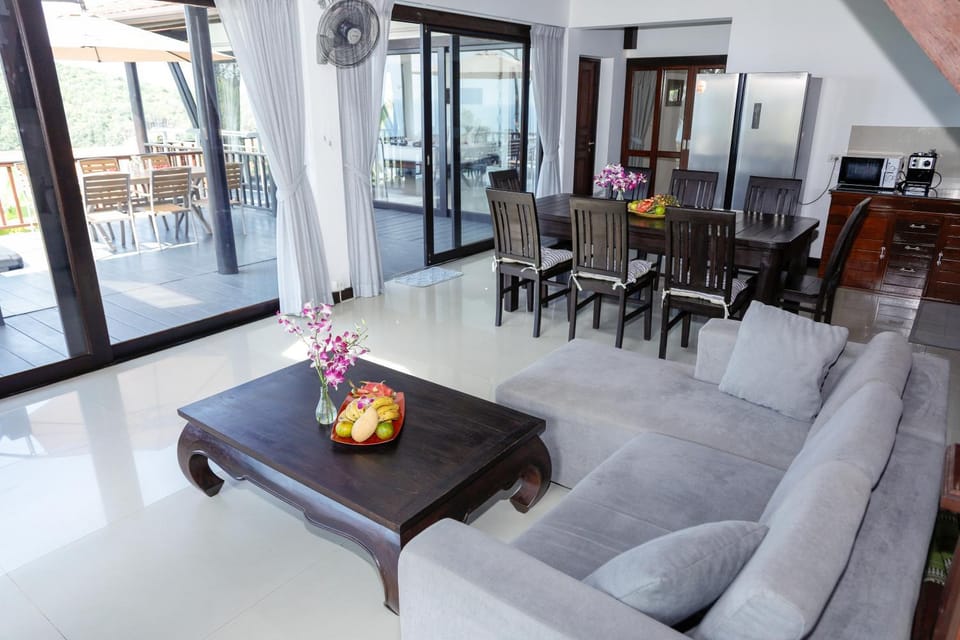 Lounge or bar, Dining area, Sea view