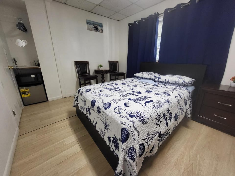 Bed, microwave, minibar