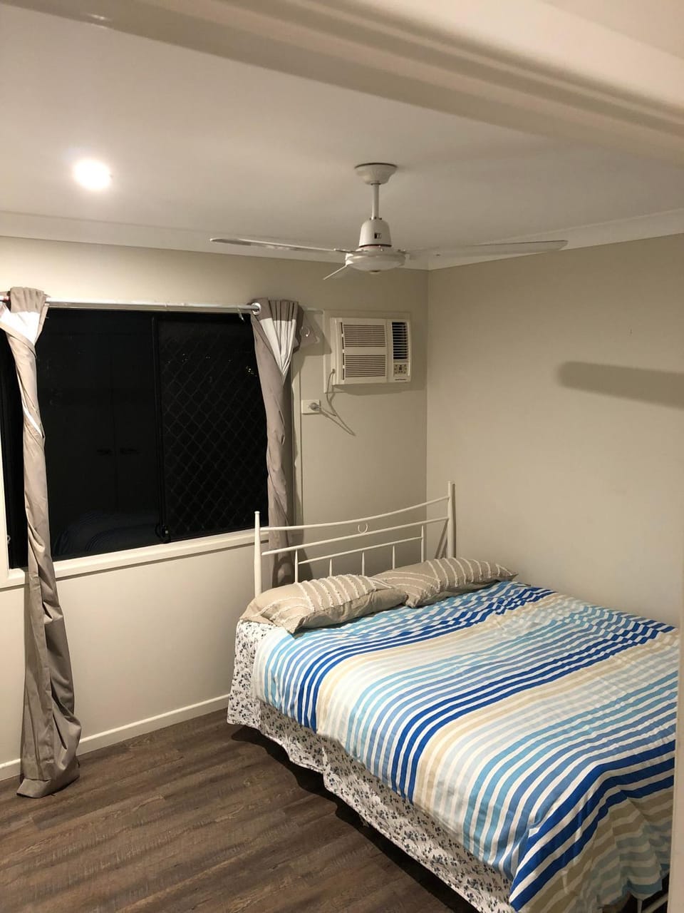 Photo of the whole room, Bedroom, air conditioner