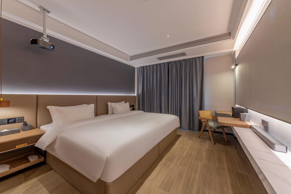 Bed, Living room, Photo of the whole room, Bedroom, air conditioner