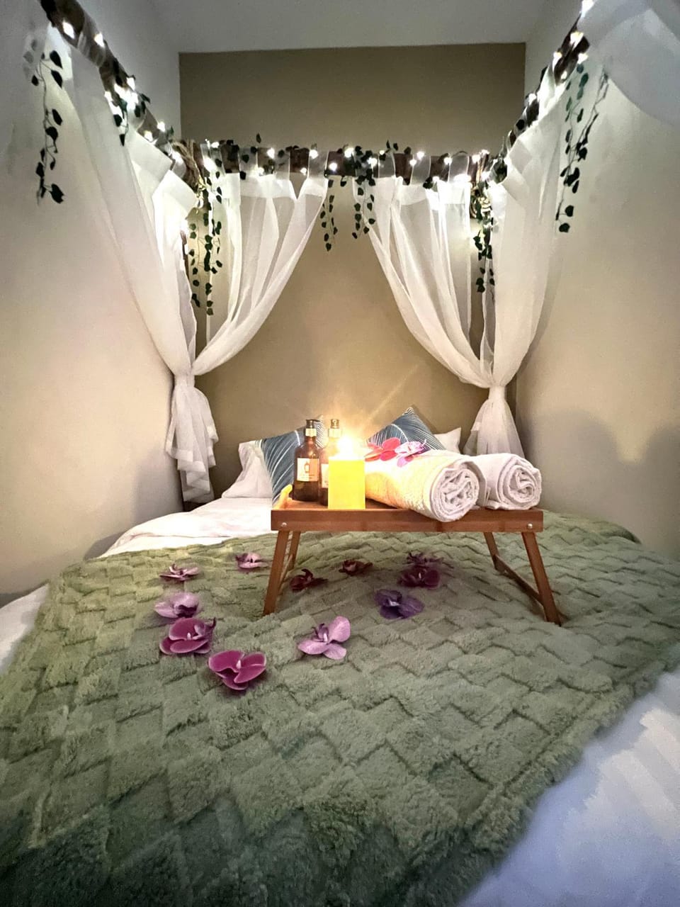 Bed, Photo of the whole room, Bedroom, towels