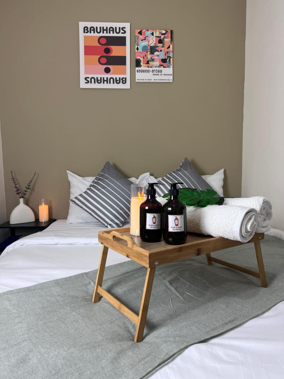 Bed, Photo of the whole room, Bedroom, towels