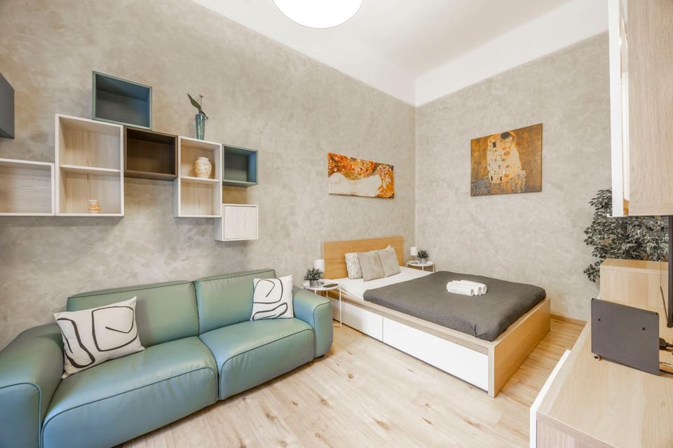 Bed, Photo of the whole room, Seating area, Bedroom