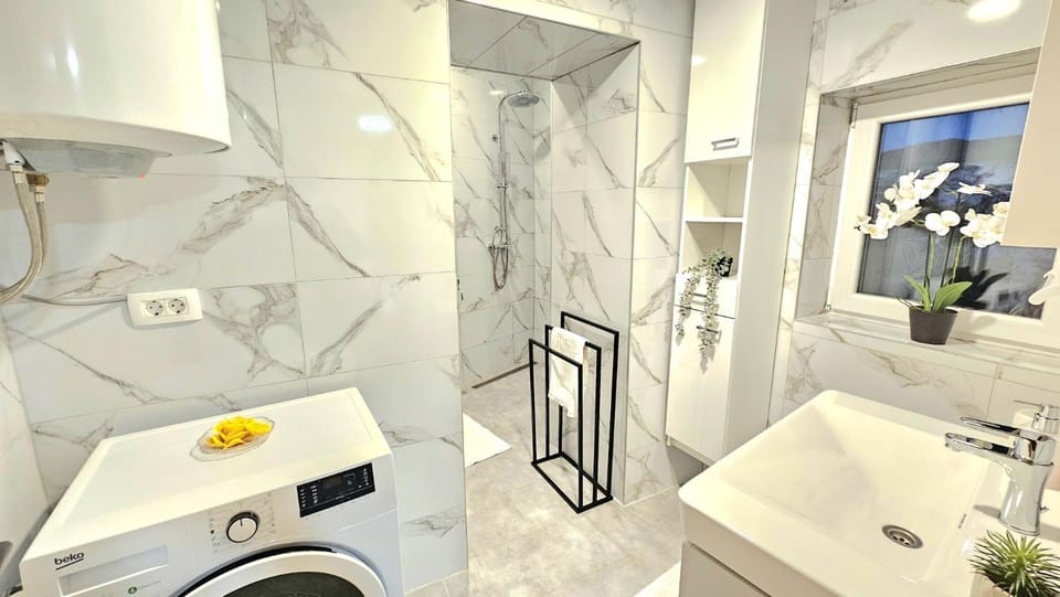 Shower, Bathroom, towels, washing machine