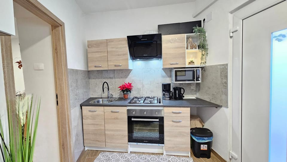 Coffee/tea facilities, Kitchen or kitchenette, microwave, oven, stove, kitchen