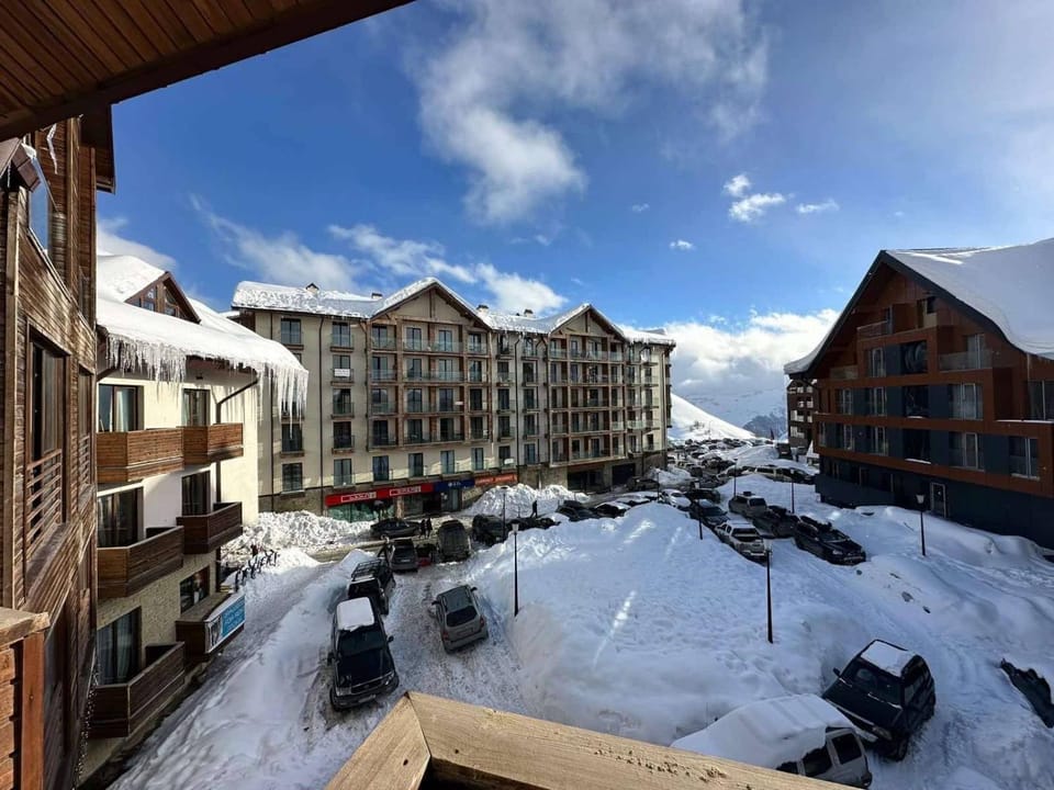 Property building, Natural landscape, Winter, Mountain view, Street view, Location, Parking
