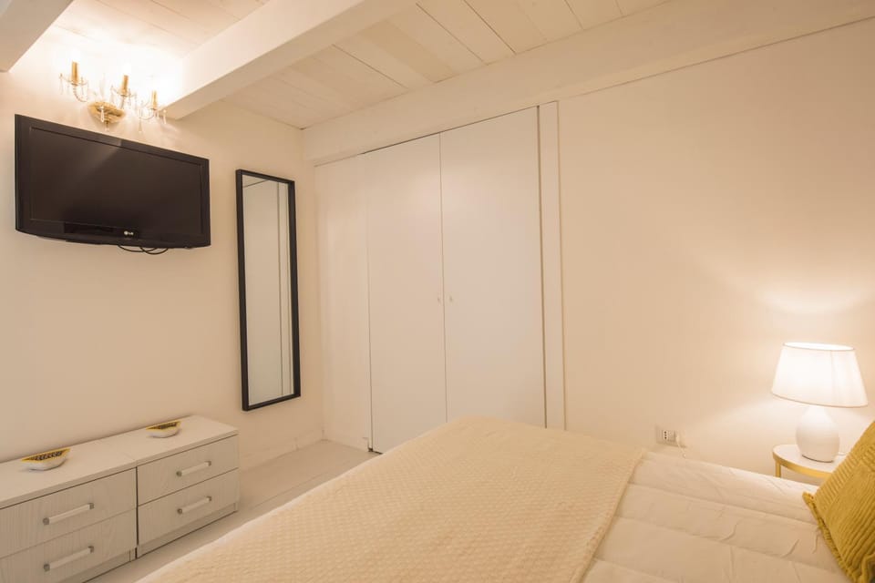 Bed, TV and multimedia, Bedroom, wardrobe, air conditioner