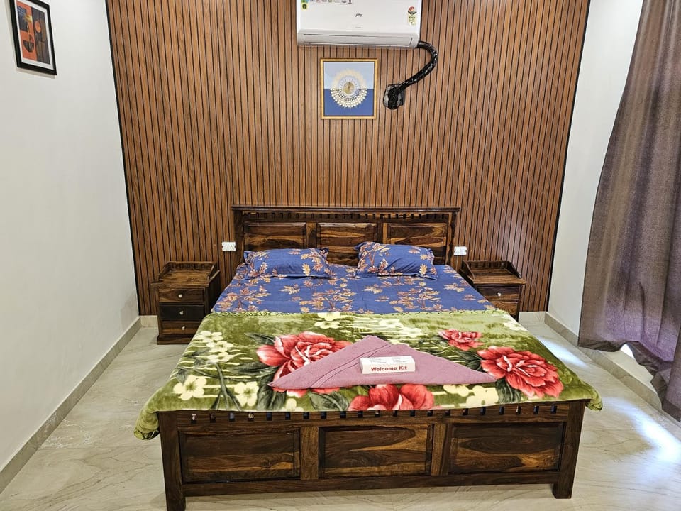 Bed, Bedroom, towels, air conditioner